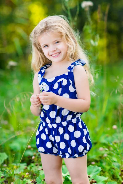 Mooie lachende meisje met lang blond krullend haar — Stockfoto