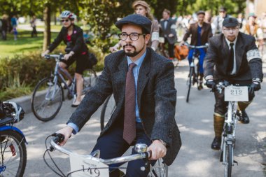 Toronto, Kanada - 20 Eylül 2014: Tweed Ride Toronto tanımlanamayan katılan vintage tarzı kıyafetler onların bisiklet sürme. Bu olay eski İngiltere stiline adanmış.