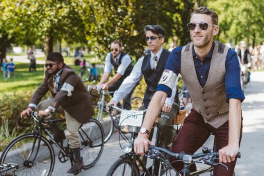 Toronto, Kanada - 20 Eylül 2014: Tweed Ride Toronto tanımlanamayan katılan vintage tarzı kıyafetler onların bisiklet sürme. Bu olay eski İngiltere stiline adanmış.