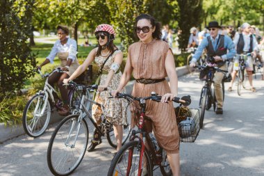 Toronto, Kanada - 20 Eylül 2014: Tweed Ride Toronto tanımlanamayan katılan vintage tarzı kıyafetler onların bisiklet sürme. Bu olay eski İngiltere stiline adanmış.