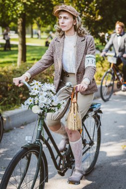 Toronto, Kanada - 20 Eylül 2014: Tweed Ride Toronto tanımlanamayan katılan vintage tarzı kıyafetler onların bisiklet sürme. Bu olay eski İngiltere stiline adanmış.
