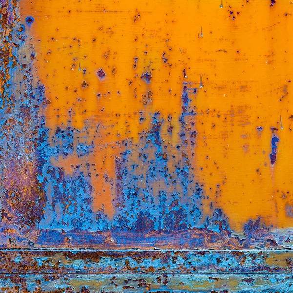 锈色金属涂上剥落的油漆。橙色和蓝色的颜色。纹理颜色 grunge 背景 — 图库照片