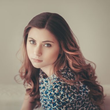 Uzun kıvırcık Kızıl saçlı, yumuşak odak kapalı portre çekici dalgın genç kadın. Tonlama, instagram filtreleri Vintage soluk