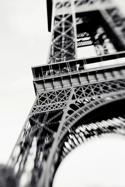 Imagen borrosa de la Torre Eiffel en París, Francia, enfoque selectivo en los detalles. Lensbaby foto de la Torre Eiffel, colores vintage en blanco y negro — Foto de Stock