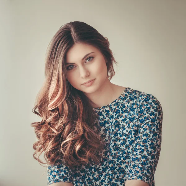 Hermosa mujer joven con el pelo largo y rizado rojo, retrato interior con enfoque suave. Vintage tonificación descolorida, filtros instagram —  Fotos de Stock