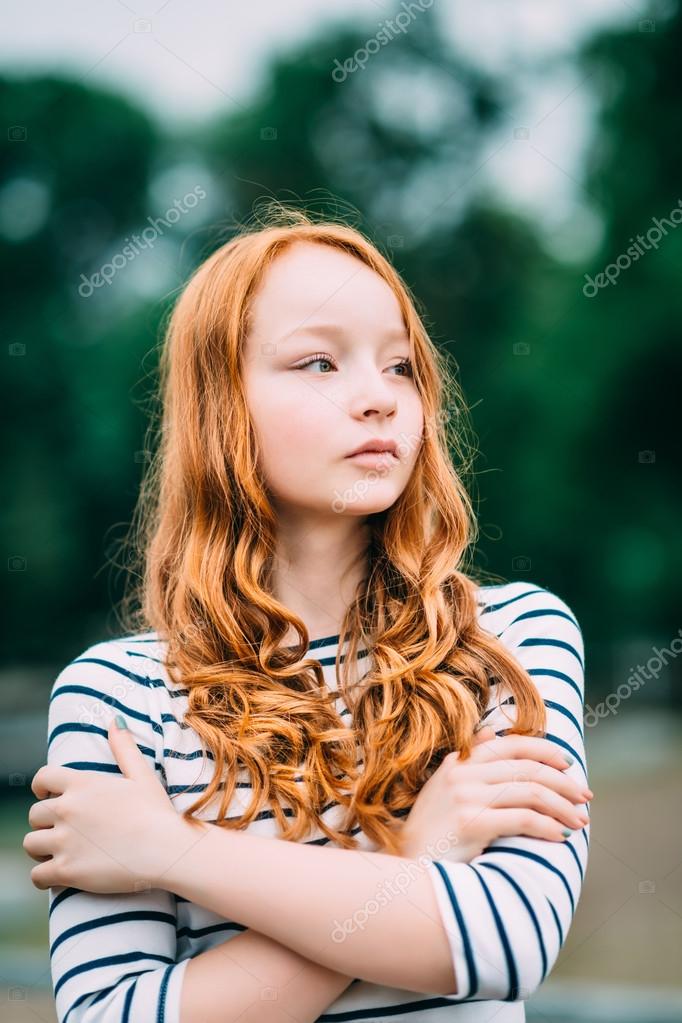 Foto de Retrato Da Bela Menina Triste Cabelo Ruivo Vista De Perfil