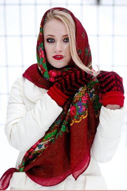 Bir başörtüsü güzel kız