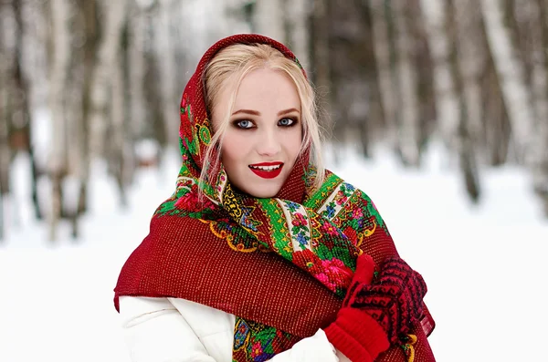 Belle fille dans un foulard — Photo