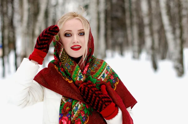 Belle fille dans un foulard — Photo