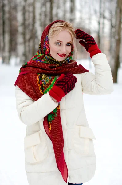 Mooi meisje in een hoofddoek — Stockfoto