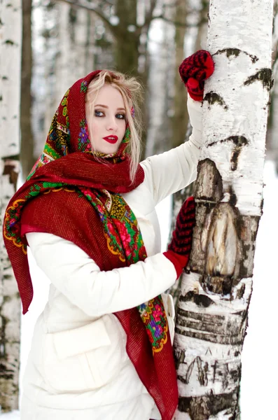 Belle fille dans un foulard — Photo