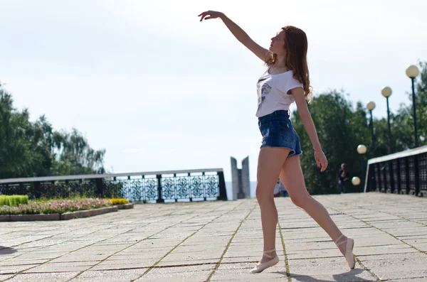 Menina dançando na cidade — Fotografia de Stock