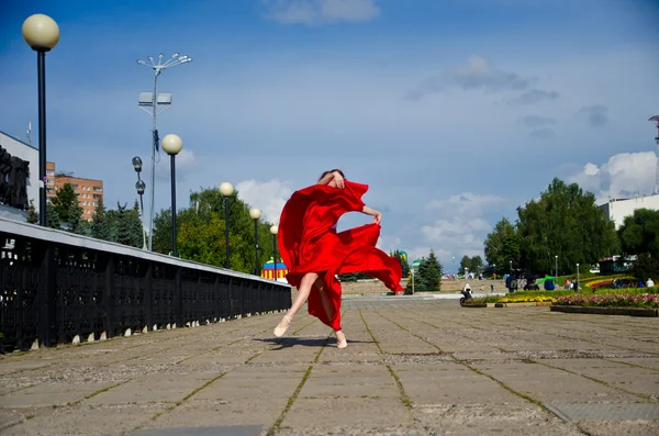 Flicka dansa i staden — Stockfoto