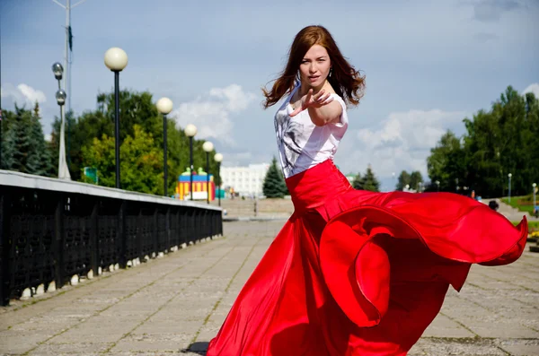 Flicka dansa i staden — Stockfoto
