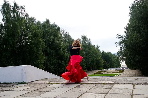 Dziewczyna taniec w mieście — Zdjęcie stockowe