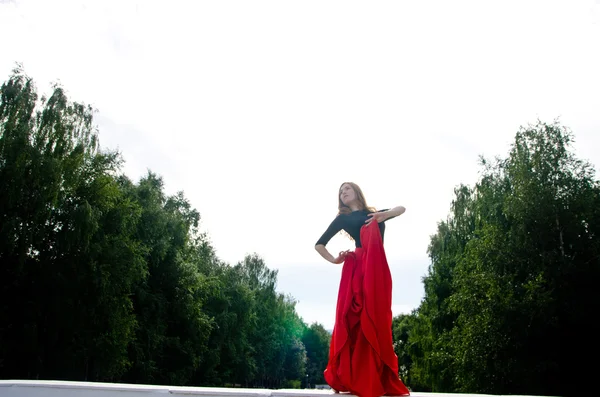 Meisje dansen in de stad — Stockfoto