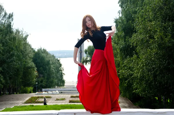 Girl dancing in the city — Stock Photo, Image