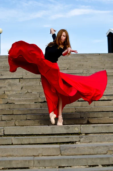 Dziewczyna taniec w mieście — Zdjęcie stockowe