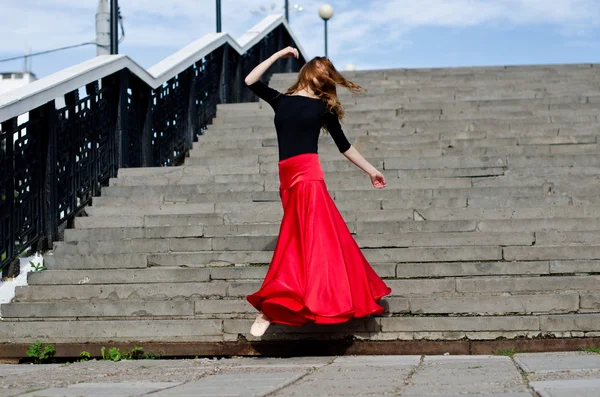 Fată dansând în oraș — Fotografie, imagine de stoc