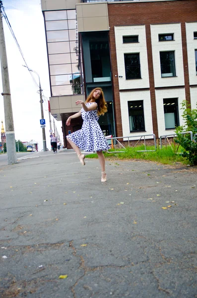 Fille dansant dans la ville — Photo