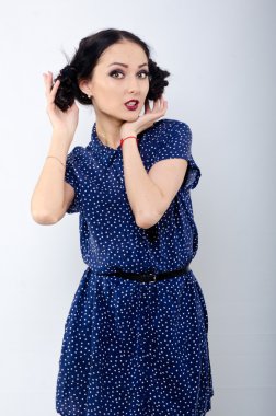 Poof ile oynayan kız