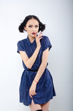 Poof ile oynayan kız