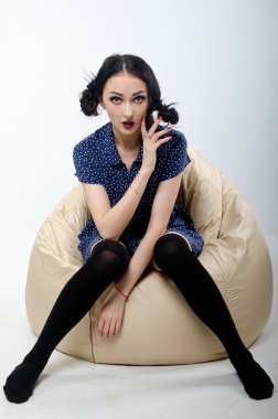 Poof ile oynayan kız