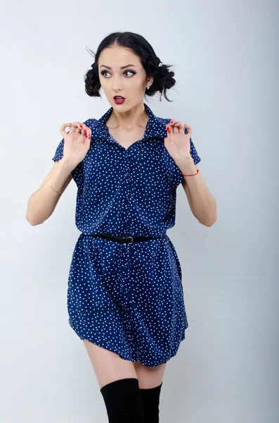 Poof ile oynayan kız