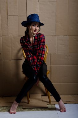 karton bir arka plan üzerinde kız