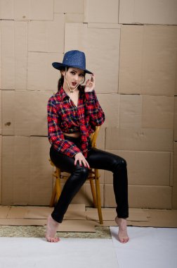 karton bir arka plan üzerinde kız