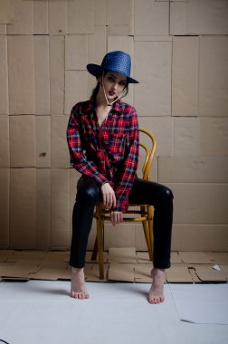 karton bir arka plan üzerinde kız