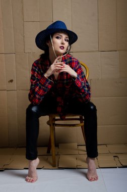 karton bir arka plan üzerinde kız