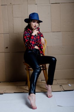 karton bir arka plan üzerinde kız