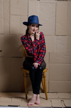 karton bir arka plan üzerinde kız