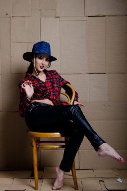 karton bir arka plan üzerinde kız