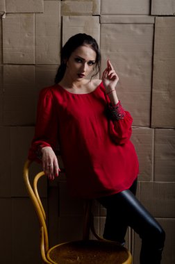 karton bir arka plan üzerinde kız