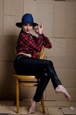 karton bir arka plan üzerinde kız