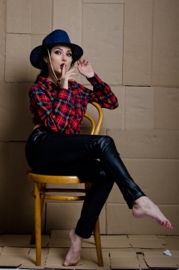 karton bir arka plan üzerinde kız