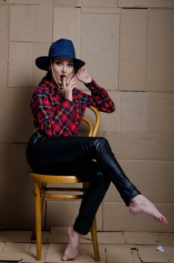 karton bir arka plan üzerinde kız