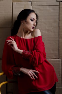 karton bir arka plan üzerinde kız