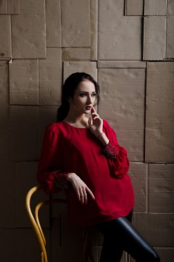 karton bir arka plan üzerinde kız