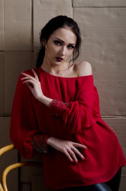 karton bir arka plan üzerinde kız