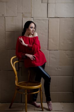 karton bir arka plan üzerinde kız