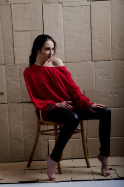 karton bir arka plan üzerinde kız