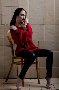 karton bir arka plan üzerinde kız