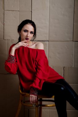 karton bir arka plan üzerinde kız