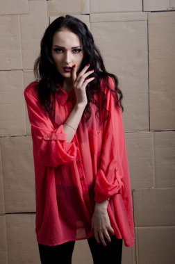 karton bir arka plan üzerinde kız