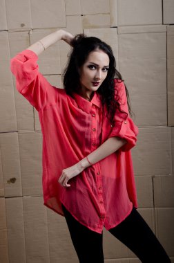 karton bir arka plan üzerinde kız