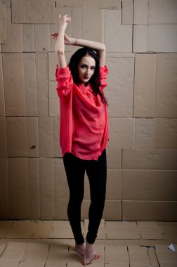 karton bir arka plan üzerinde kız