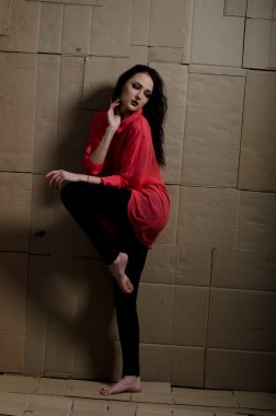 karton bir arka plan üzerinde kız